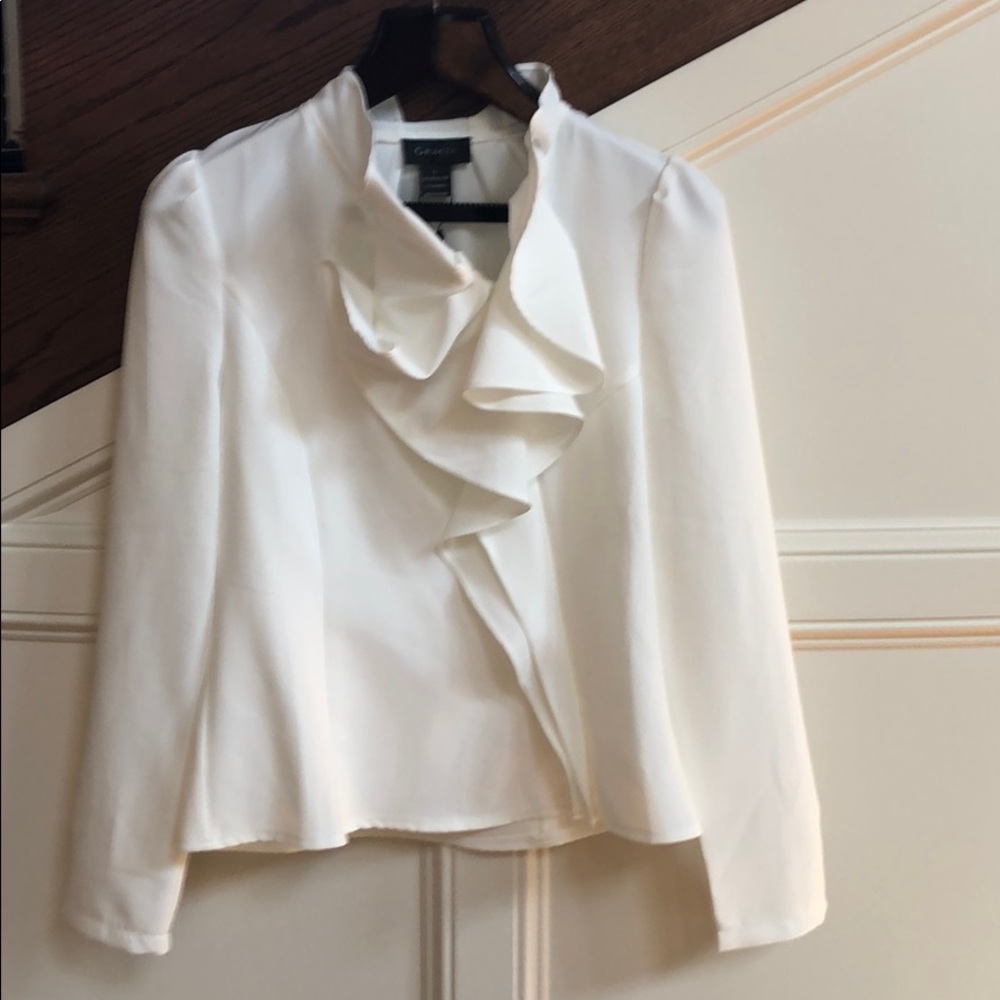 Gracia ruffle front top